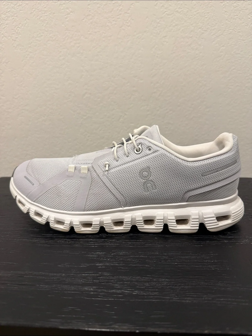 On Cloud Running Men's Size 9.5 Sneaker in Light Gray / White Training Workout